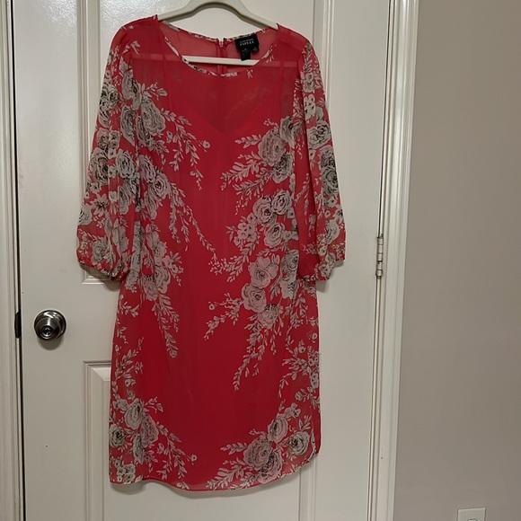 Adrianna Papell Dresses & Skirts - Adrianna Papell chiffon floral overlay dress